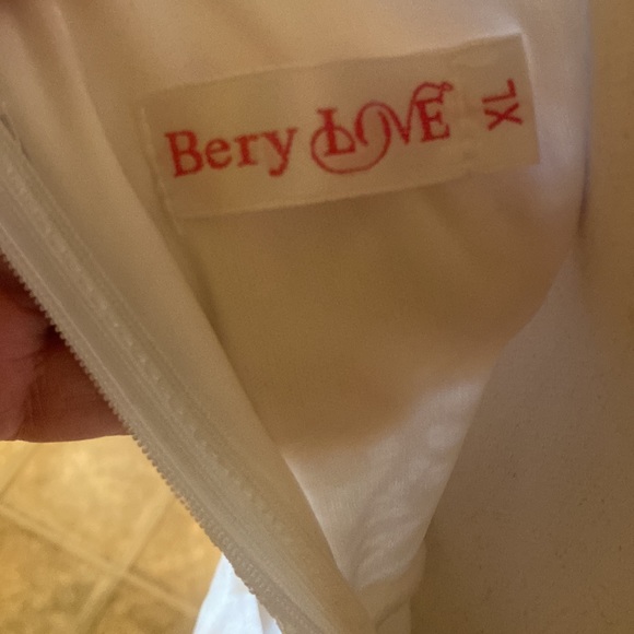 New Wedding Dress, size xl - Picture 5 of 5